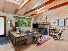 Cozy Riverfront Cabin with Dock Fire Pit & Dogs OK