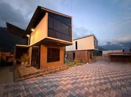 Relajate en una TinyHouse privada en Baños de Agua Santa con Jacuzzi y vistas increíbles