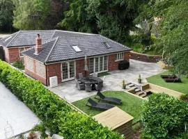 Stunning Barn with hot tub in the heart of Holt