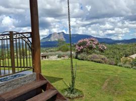 Venda Nova do Imigrante में, होटल Chalé Bela Montanha Vista Pedra Azul Lareira e Charme