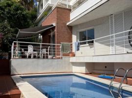 Villa with private pool, ocean & mountain views, Hotel in Sitges