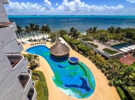 Isla Condo 403 Oceanfront Puerta al Mar in Sac Bajo, Hotel in Isla Mujeres