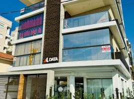 Apartamento de frente para o mar na Praia de Palmas com uma suíte e duas demi-suítes.