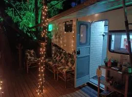 Cabana treiller experiência na floresta com telão de cinema