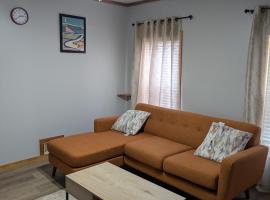 Private Room in 3-bedroom apartment, Hotel in Middleborough