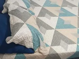 Casa Rio de Janeiro - Aqui é privado, habiente agradável -Ideal para quem vem para ficar mais dias e se sentir bem- Perto do Aeroporto Galeão - Excelente para quem vem a passeio ou a trabalho- É bom para CASAIS- FAMILIAS- GRUPOS - Sozinho