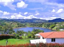 Preciosa Finca con Increíble vista frente al embalse de Guatapé con jacuzzi