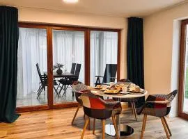Sonnenwinkel - Ferienwohnung mit Wintergarten, Terrasse & Parkplatz