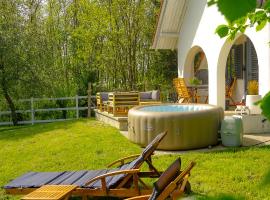 Luxury Vineyard Retreat with Private Jacuzzi, hotel v mestu Szigetvár