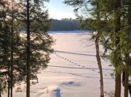 Muskoka Sunset Heaven Lakefront Retreat, hotel u gradu Brejsbridž
