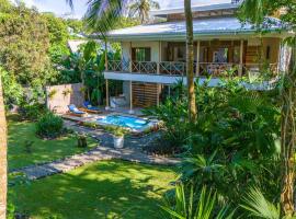 Beachfront Villa Casa Blanca with Private Pool, khách sạn ở Puerto Viejo