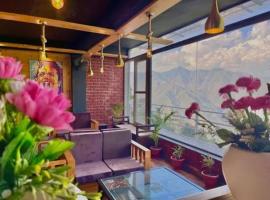 Pine Rock Hotel in Mussoorie Peaceful Stay, hotel u gradu 'Mussoorie'