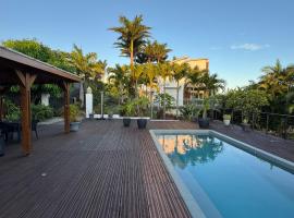 Grande Villa au calme - Vue exceptionnelle - Climatisation - Piscine sel chauffée - Jardin Tropical, Hotel in Vincendo