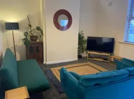 Cosy Town Centre House near M6 & park & parking