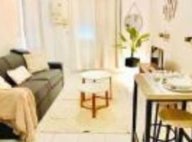 Savana Lodge, Wi-Fi, Parking Privé et Calme, Sortie 12 ChanaS, khách sạn ở Chanas