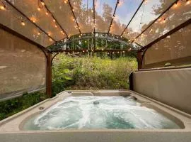 Dreamy Couples Cabin With Hot Tub And Fire Pit