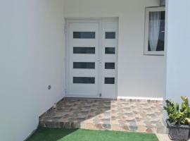 Lovely 2 bedroom Private house with airco in perfect Oranjestad, Aruba, Hotel in Oranjestad