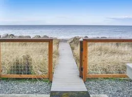 Sequim Shoreline Retreat with 2 Decks Dogs Welcome!