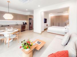 Coco Vista Condo, Beach Club & Ocean Glimpses: Sardinal'da bir otel