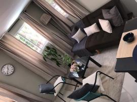 Cozy Central 1BR 2nd Floor High Speed WiFi, hotel a El Seis