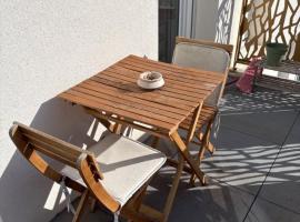 Le Toit des Volcans - 8 couchages - Terrasse privée et Wifi, Hotel in Clermont-Ferrand