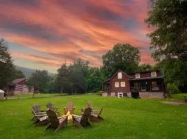 Cozy Log Cabin w Porch Fire Pit Games & River