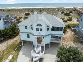 Elegant Updated Oceanfront Home with Pool & Hot Tub, hotel a Rodanthe