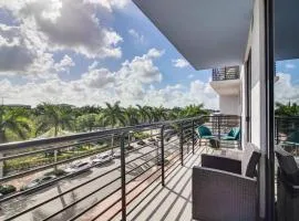 Steps to Dtwn Doral Park: Modern Group Retreat!
