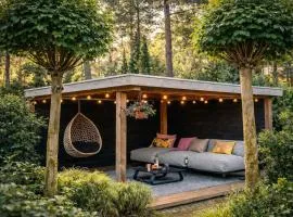 StayatSas Pippa grote omheinde tuin, gebruik van zwembad, stijlvol ingericht, middenin het bos met veel privacy, restaurant op park