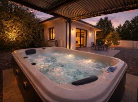 Mini VILLA Coup de Coeur avec Jacuzzi et Sauna Clim Jardin clos et parking sur place, hotel di Ychoux