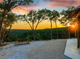Love Shack at Mystic Hills Ranch, Hotel in Fischer