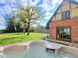 Private Country Retreat With Hot Tub