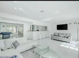 Waterfront Oasis in Oakland Park Heated Pool & Family Fun