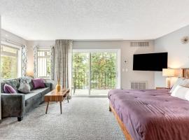 Downtown Corner Studio with 270-degree Riverview、ベンドのホテル