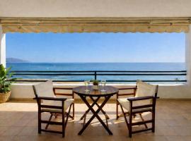 Panoramic sea view1bedroom Apart.Glyfada beach2-4p, hotell i Glyfáda