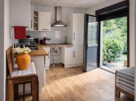 Channel-Appartement cosy avec piscine, jardin & nature aux portes de Paris, hotel i Saint-Maurice