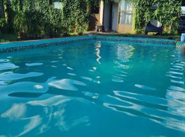 Casa con piscina, monte y selva en Misiones, hotel a Puerto Rico