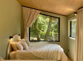 The Flower Sanctuary Tiny Home, hotel em Springbrook