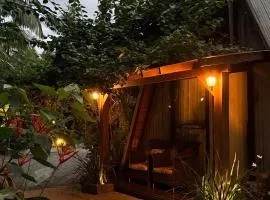 Chalé de madeira com vista para o rio