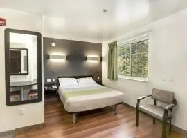 Modern Retreat Near Rutgers