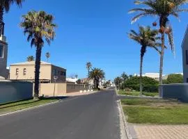 Beach Road Coastal Suite - Melkbos Beach & Restaurants Walkable