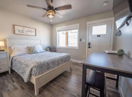 Charming Kanab suite Basecamp to Zion Bryce, hotel v destinaci Kanab