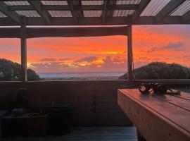 Beachfront Sunset Bach, hotel a Piha
