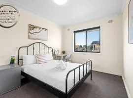 Queen Room in Auburn - Central Stay with Convenience - Shared Bathroom