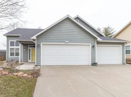 Lawrence home with easy access to K-10 highway, Hotel in Lawrence