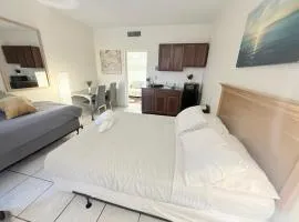 Spacious Studio Close to the Beach & Shops 2339