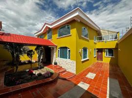 Lujosa Casa - Jacuzzi - BBQ - 15 min aeropuerto, hotel din Quito
