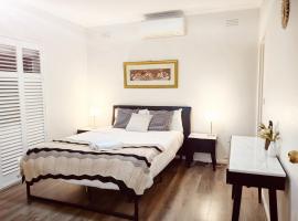 Sandringham Getaway near Beautiful Beach and Shops, Hotel in Sandringham