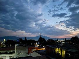 Ajijic Centro with lakeview terrace, AC & walkable, hotel em Ajijic