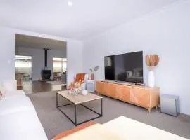 Fairway Retreat - Relax in style! 5 minutes to the sandy coves of Geographe Bay